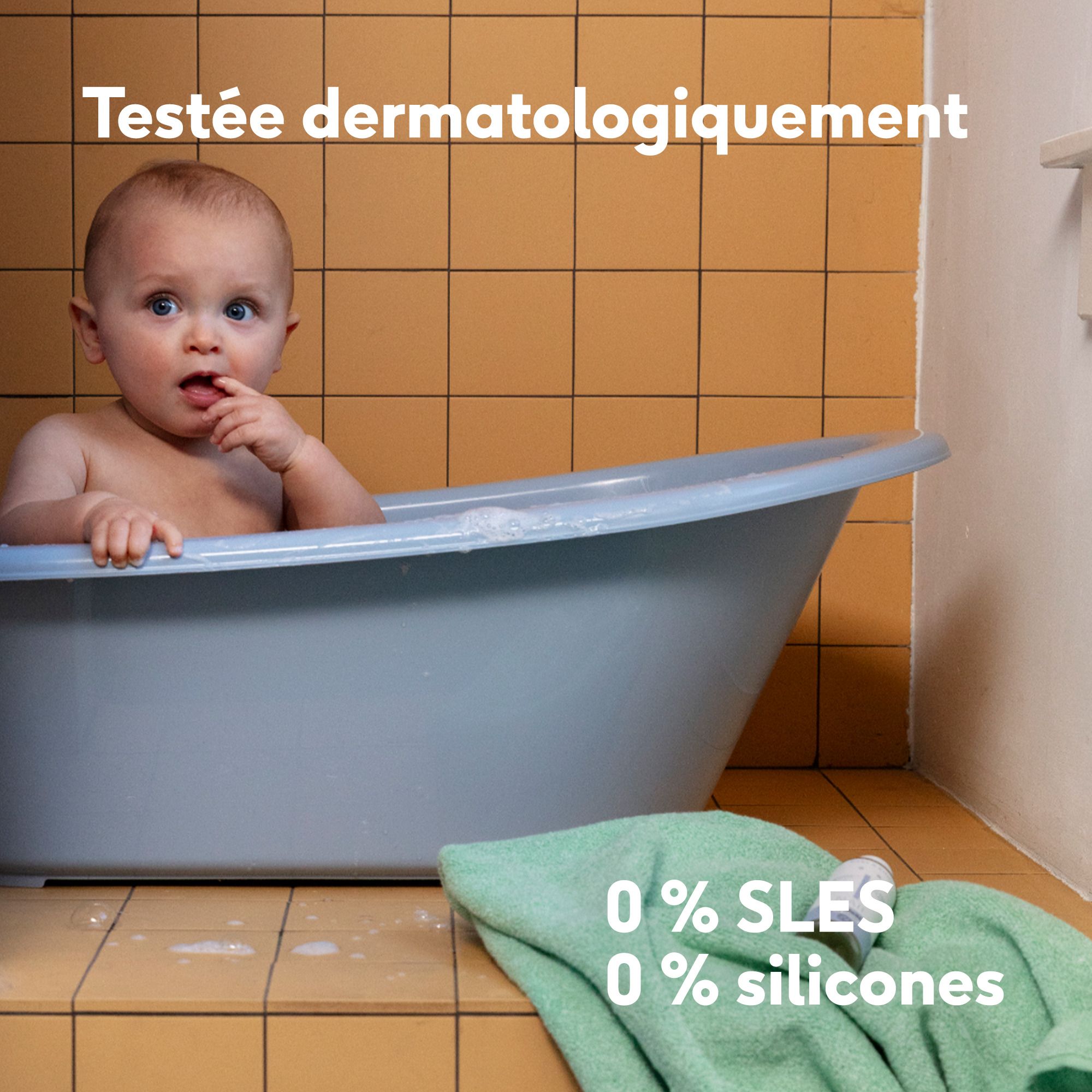 Enfant assis sur une chaise avec une peluche. Logo Vegan.