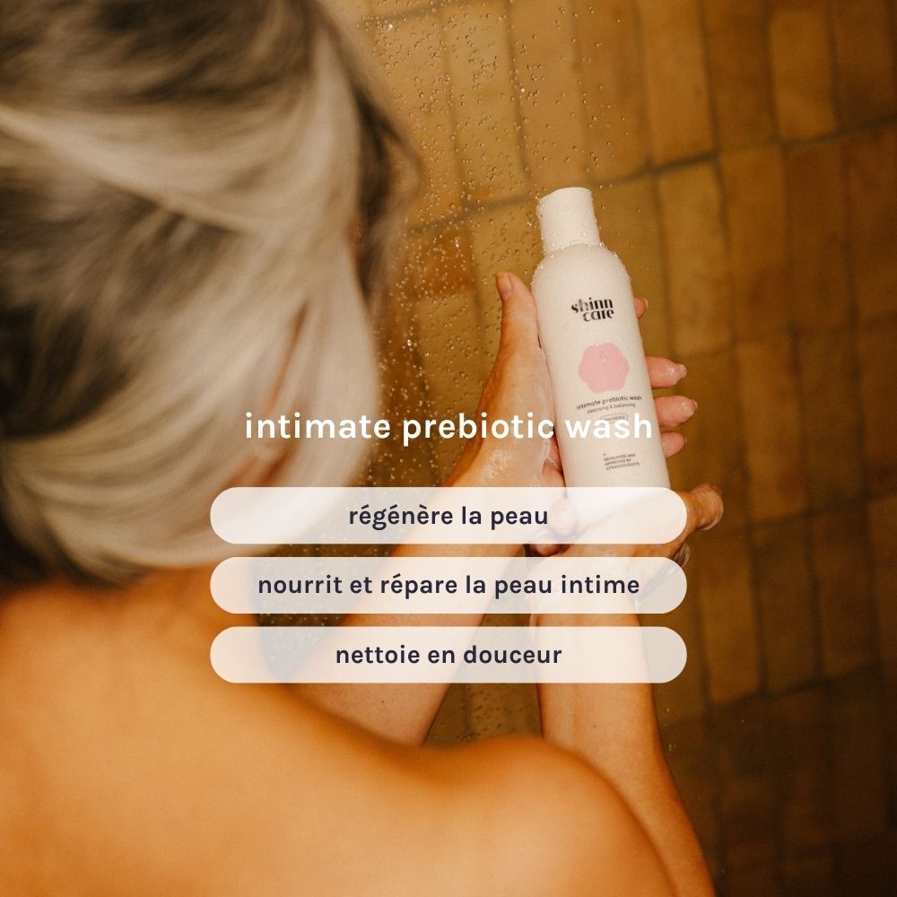 Personne tenant un flacon. Nom du produit et texte visibles.