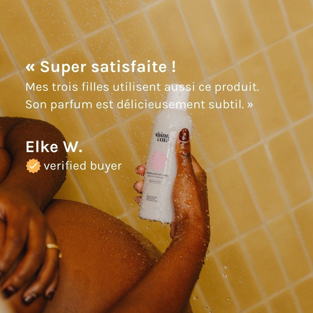 Personne tenant un flacon. Nom du produit et texte visibles.
