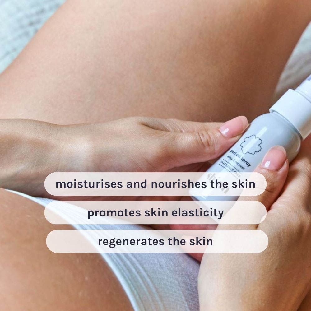 Mains tenant un flacon spray gris. Texte : moisturises and nourishes the skin, promotes skin elasticity, regenerates the skin.