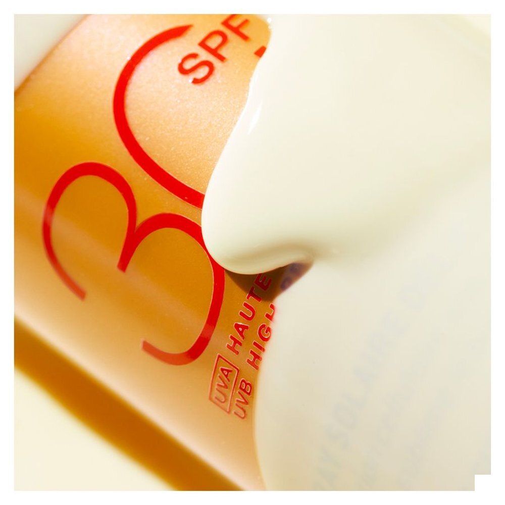 Spray solaire Nuxe SPF 30, 150ml, dans l'eau.