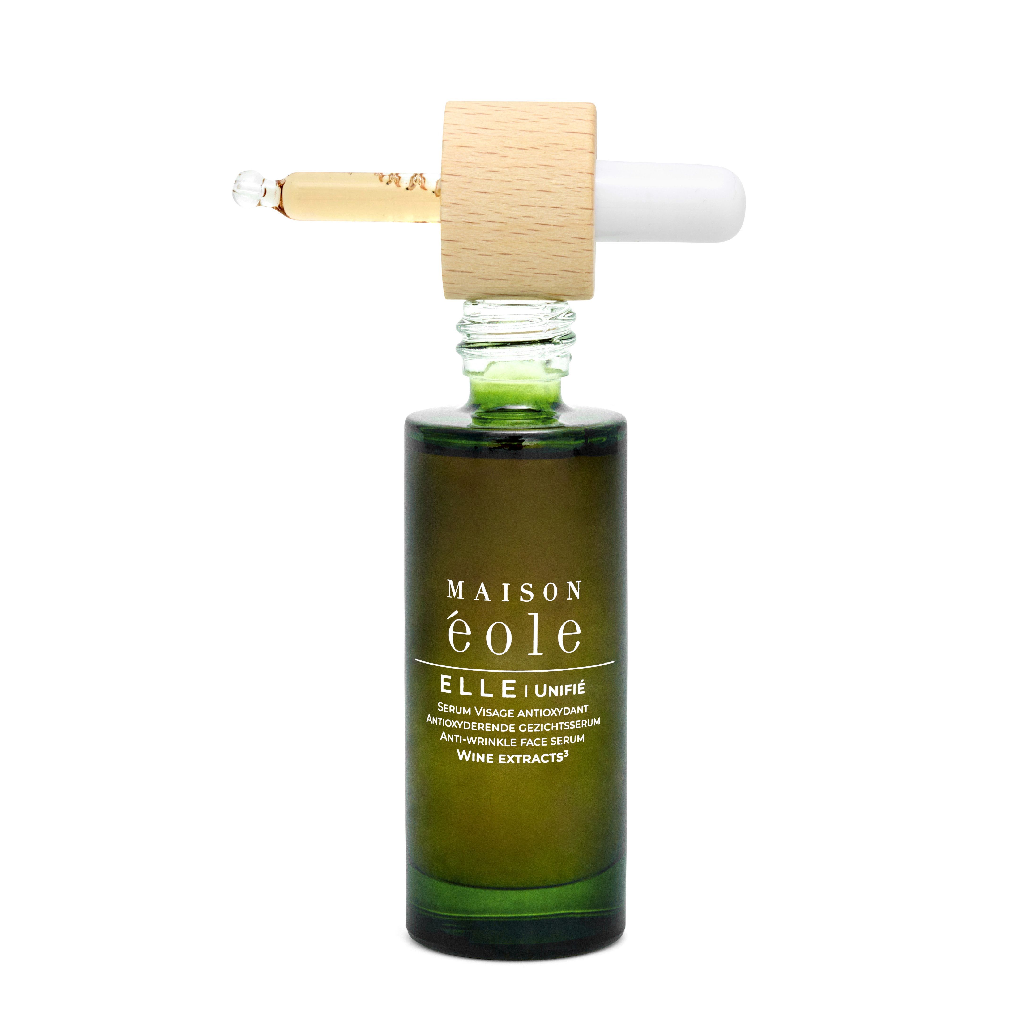 Flacon en verre vert avec bouchon en bois et pipette. Pipette ouverte. Inscription: Maison Éole, ELLE I Unifié.