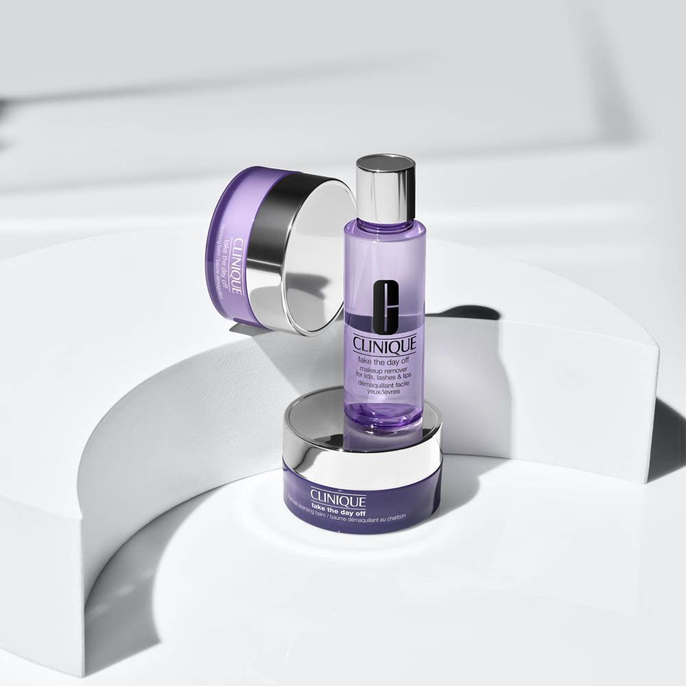 Comparaison des produits CLINIQUE Take The Day Off™ : baume démaquillant, baume au charbon, démaquillant.