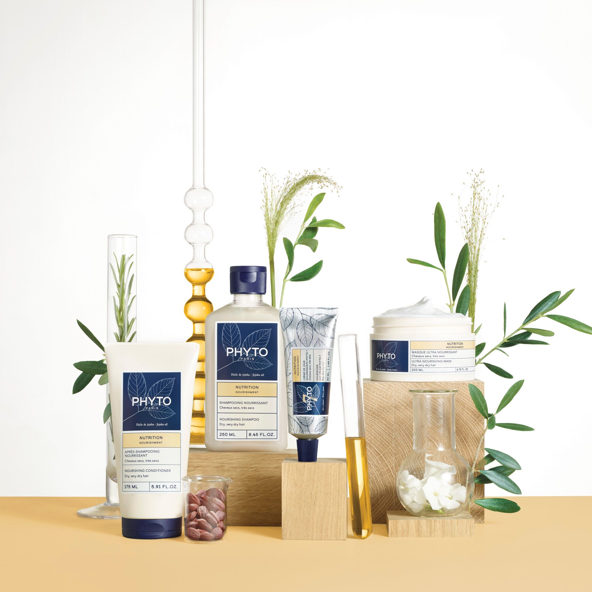 Arrangement de produits avec tube crème, flacon, pot, et autres éléments. Inscription PHYTO PARIS.