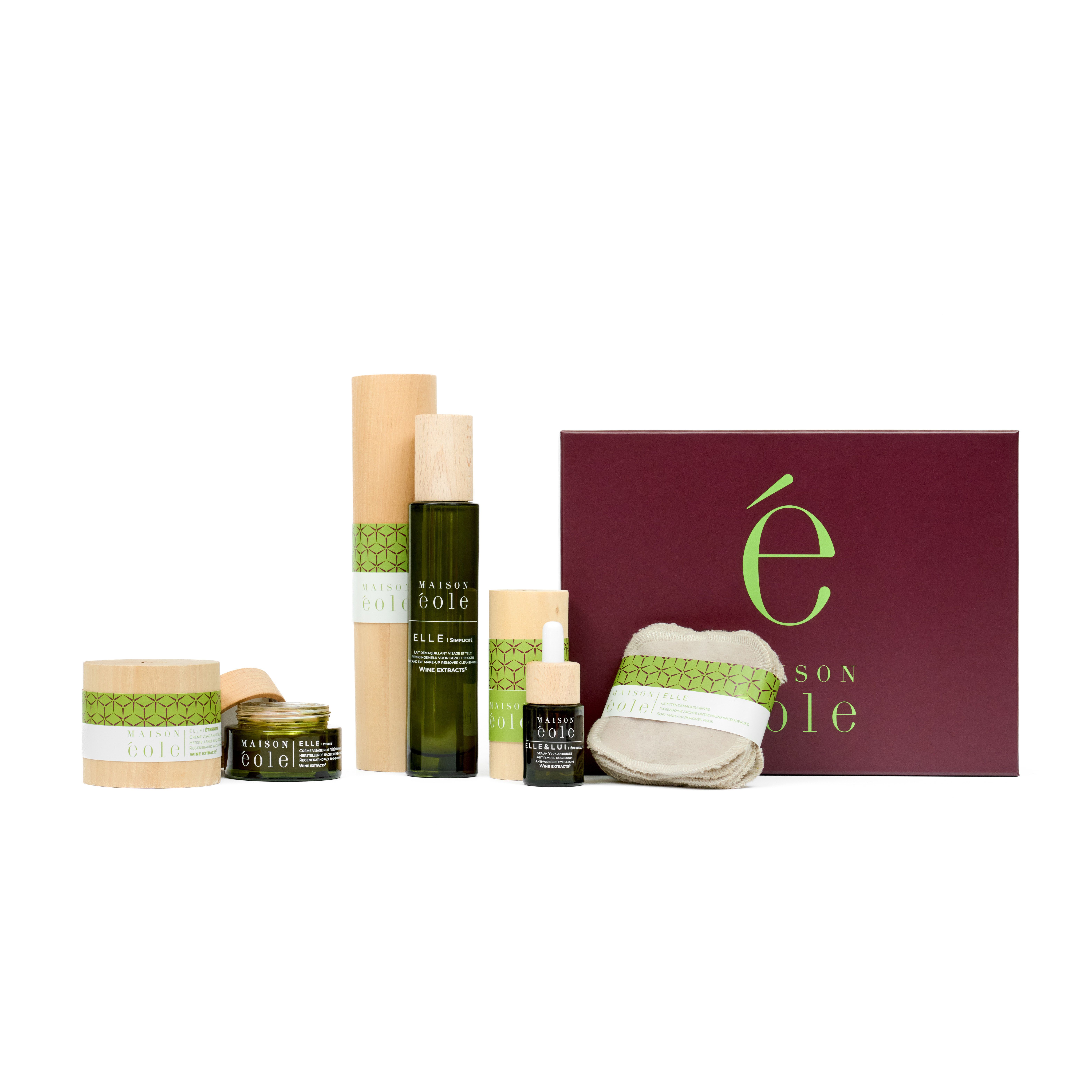 Plusieurs produits cosmétiques, dont des flacons, des pots et une boîte. Les produits sont disposés en rangée. "Maison Éole" est visible sur certains produits.