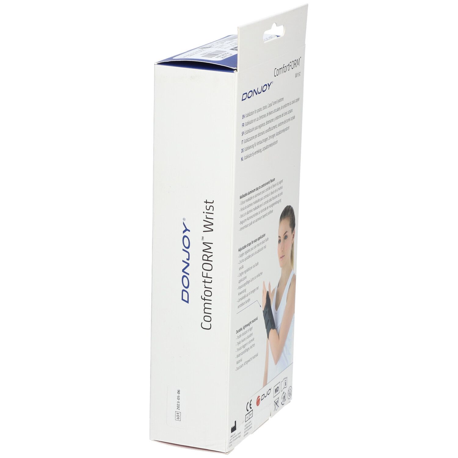 Emballage DonJoy ComfortFORM pour le poignet. Vue latérale avec nom et marque du produit. Femme portant le support.
