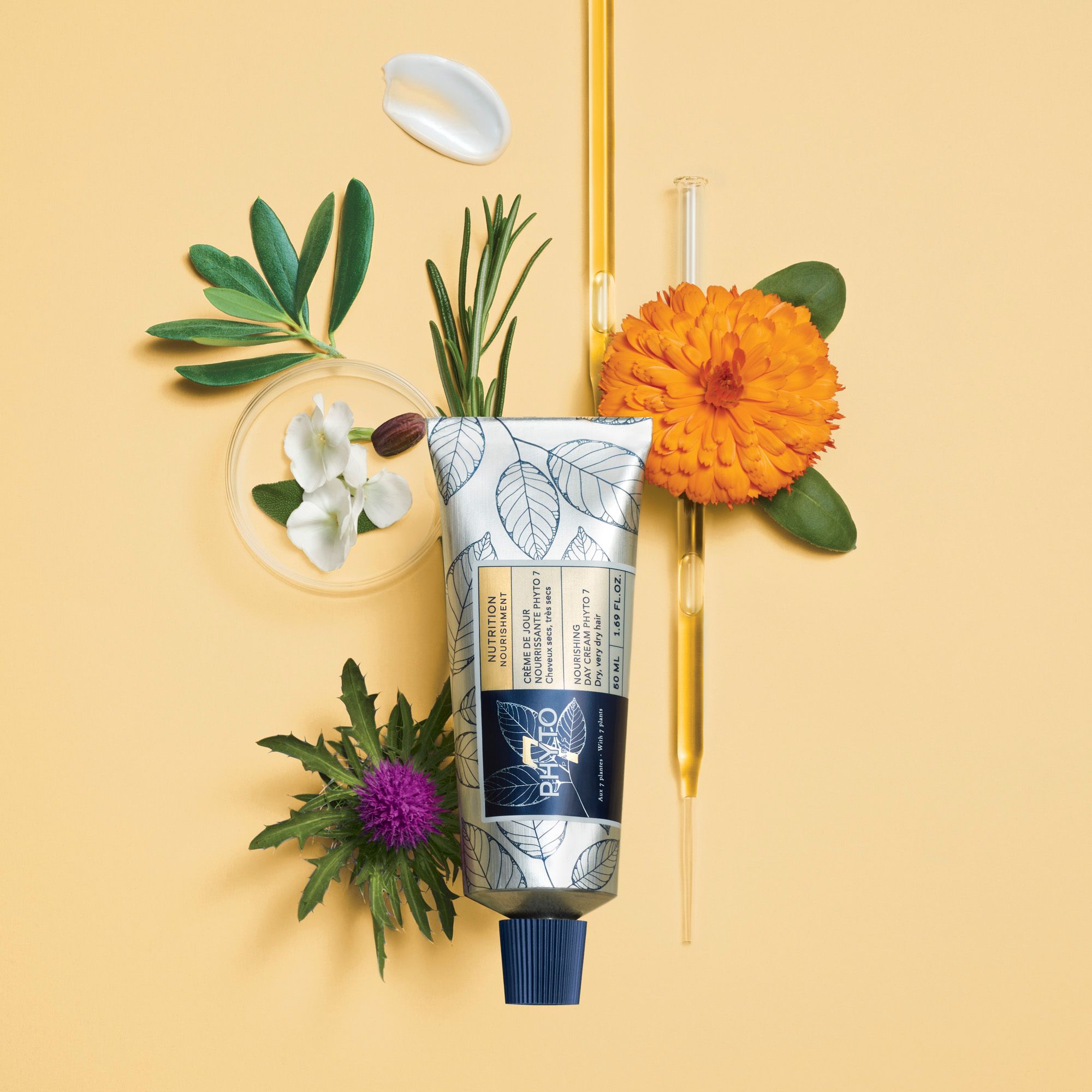 Produit avec ingrédients. Tube de crème, fleurs, huiles et feuilles sur fond jaune.