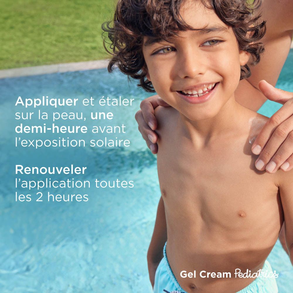 Enfant à la piscine. Application ISDIN Fotoprotector Pediatrics Gel Cream Wet Skin. Texte.