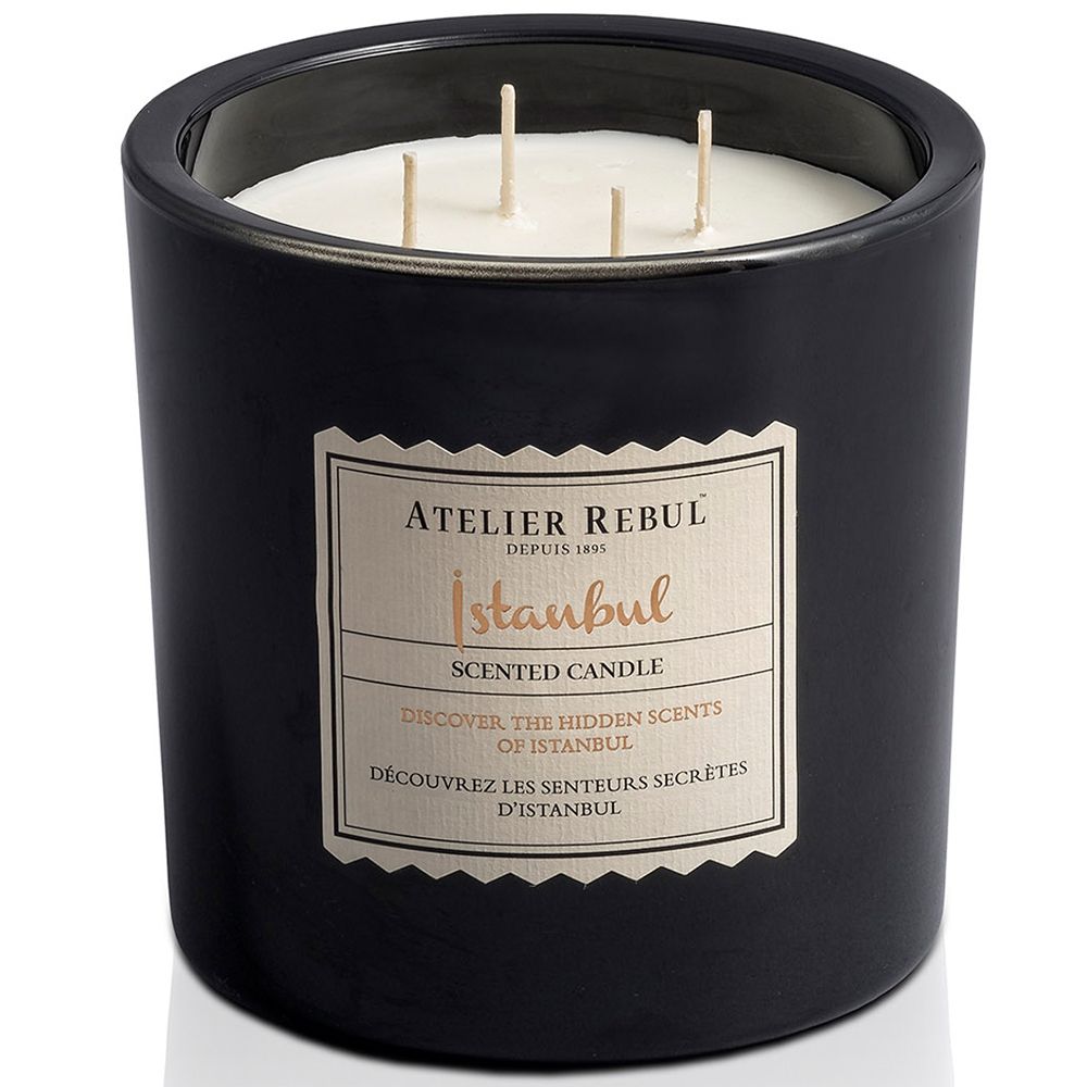 Bougie noire avec quatre mèches. Étiquette avec texte: Atelier Rebul Istanbul Scented Candle.