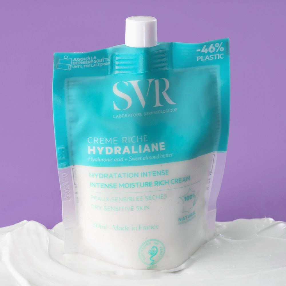 Sachet SVR Crème Riche Hydraliane. Emballage turquoise et blanc. Produit posé sur crème blanche. Avec bouchon.