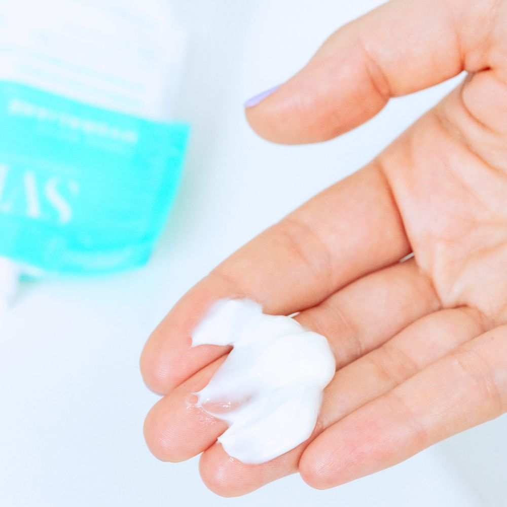 Sachet SVR Crème Riche Hydraliane et bouchon ouvert. Produit près d'un lavabo. Avec bouchon.