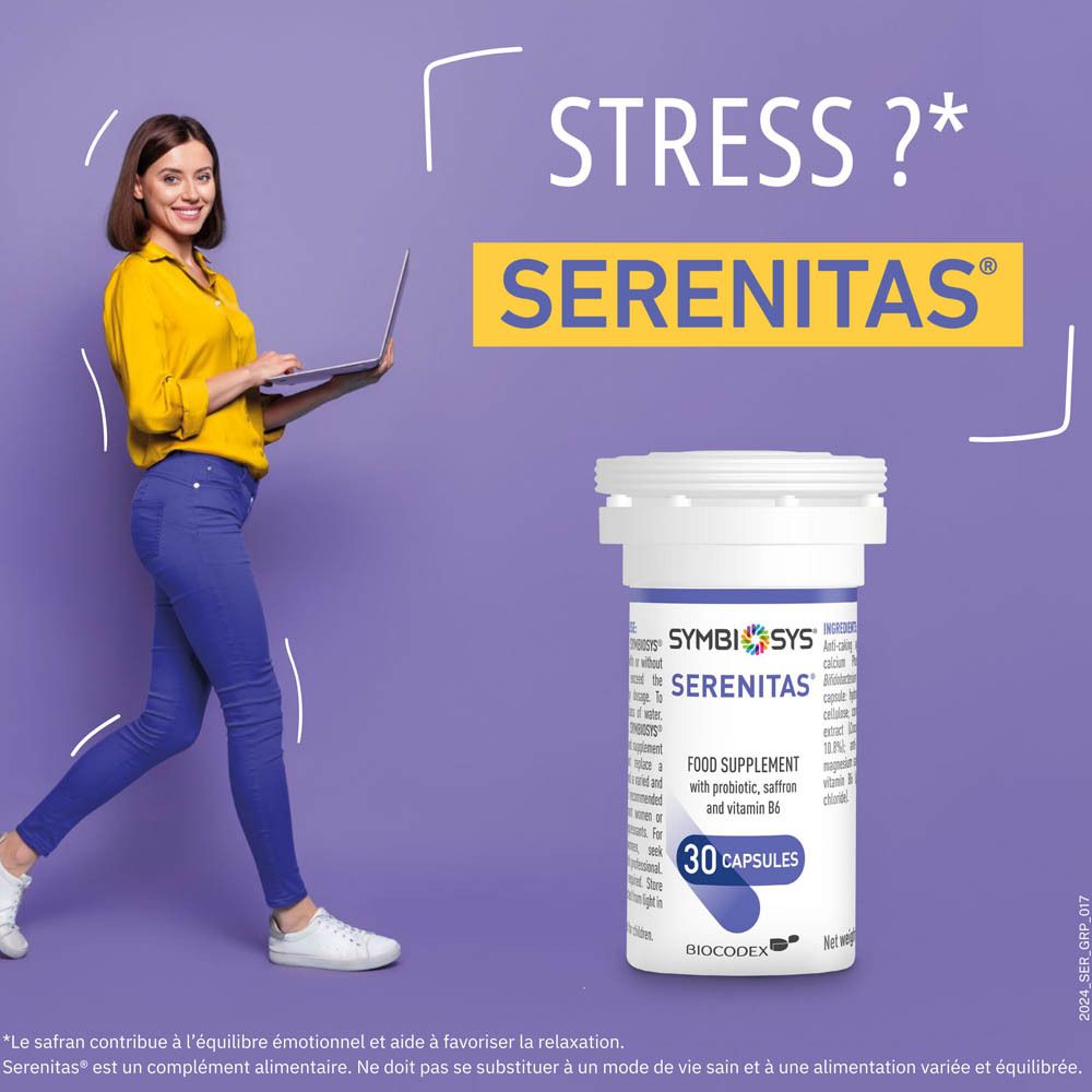Femme avec ordinateur portable et produit Symbiosys Serenitas. Inscription : Stress? Serenitas. 30 gélules.