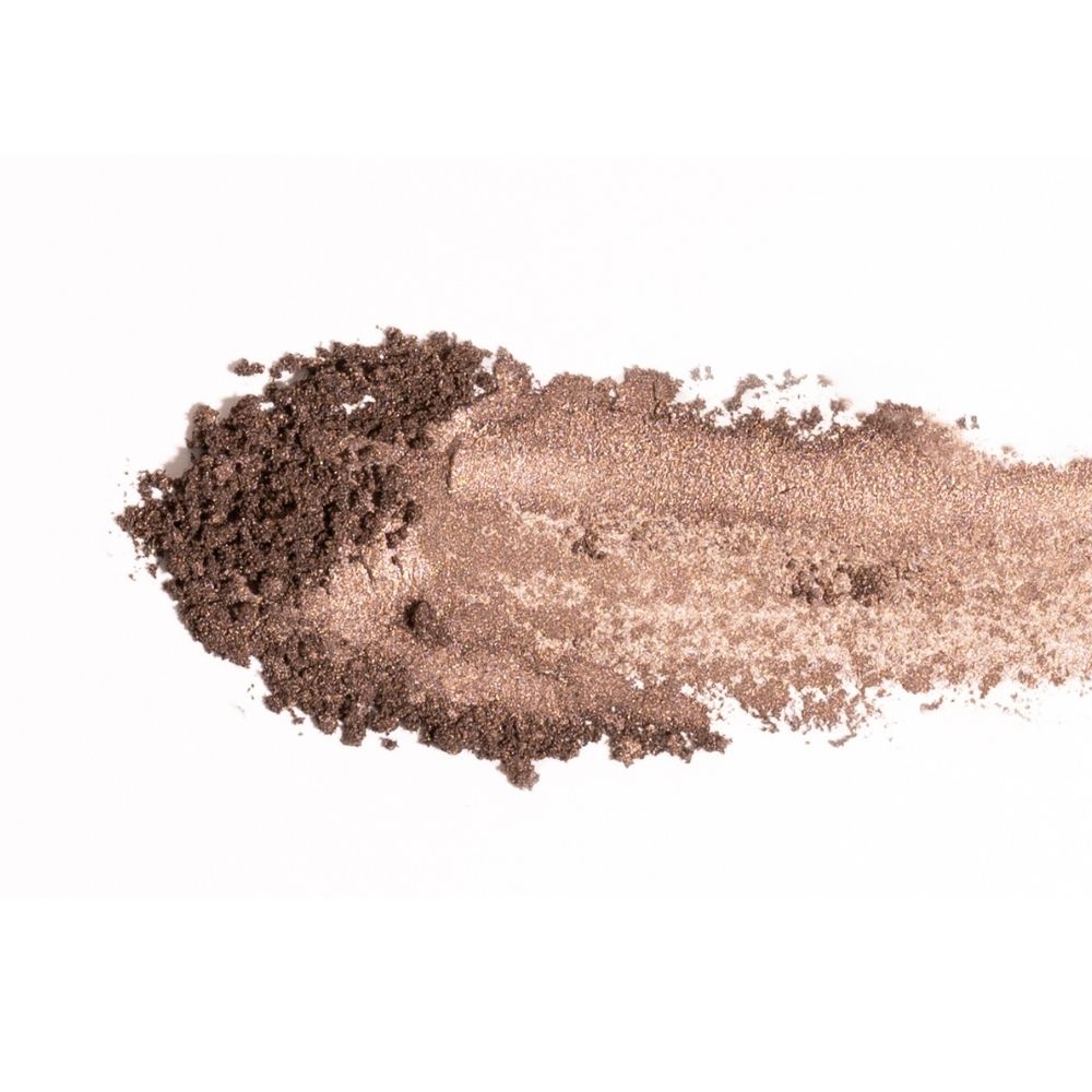 Échantillons de fard à paupières dans les tons taupe et taupe rosé. Sur fond blanc.