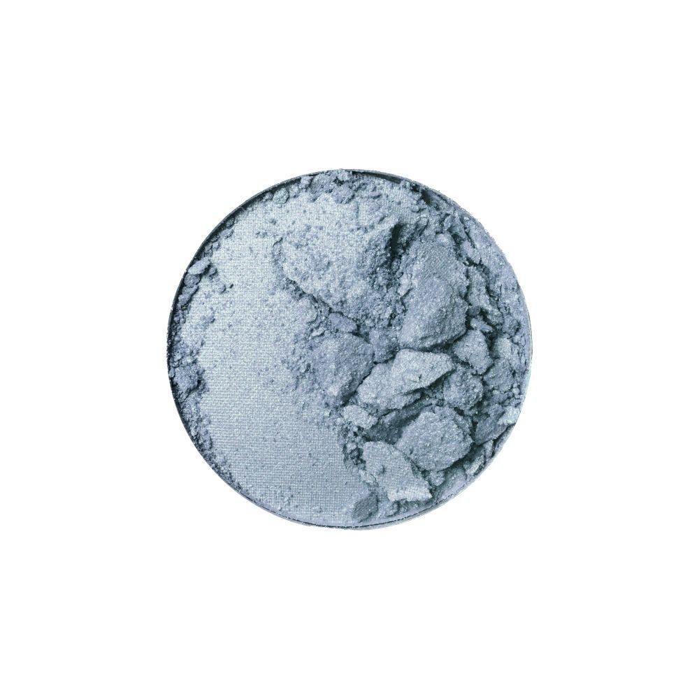 Fard à paupières bleu azur, rond, émietté. Particules scintillantes claires. Sur fond blanc.