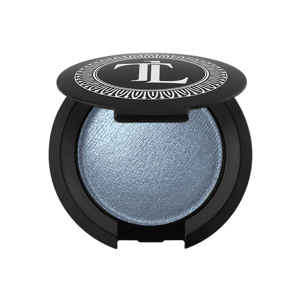 Boîtier noir rond avec fard à paupières bleu. Couvercle avec logo blanc. Ouvert.