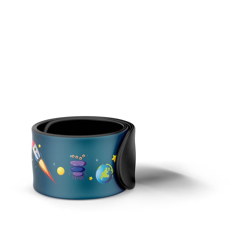 Bracelet Manouka Junior motif espace, rechargeable, vue latérale dans son emballage.