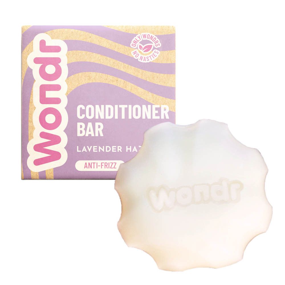 Emballage en carton et barre de revitalisant. Barre blanche en forme de fleur. Inscriptions: Wondr, Conditioner Bar, Lavender Haze.