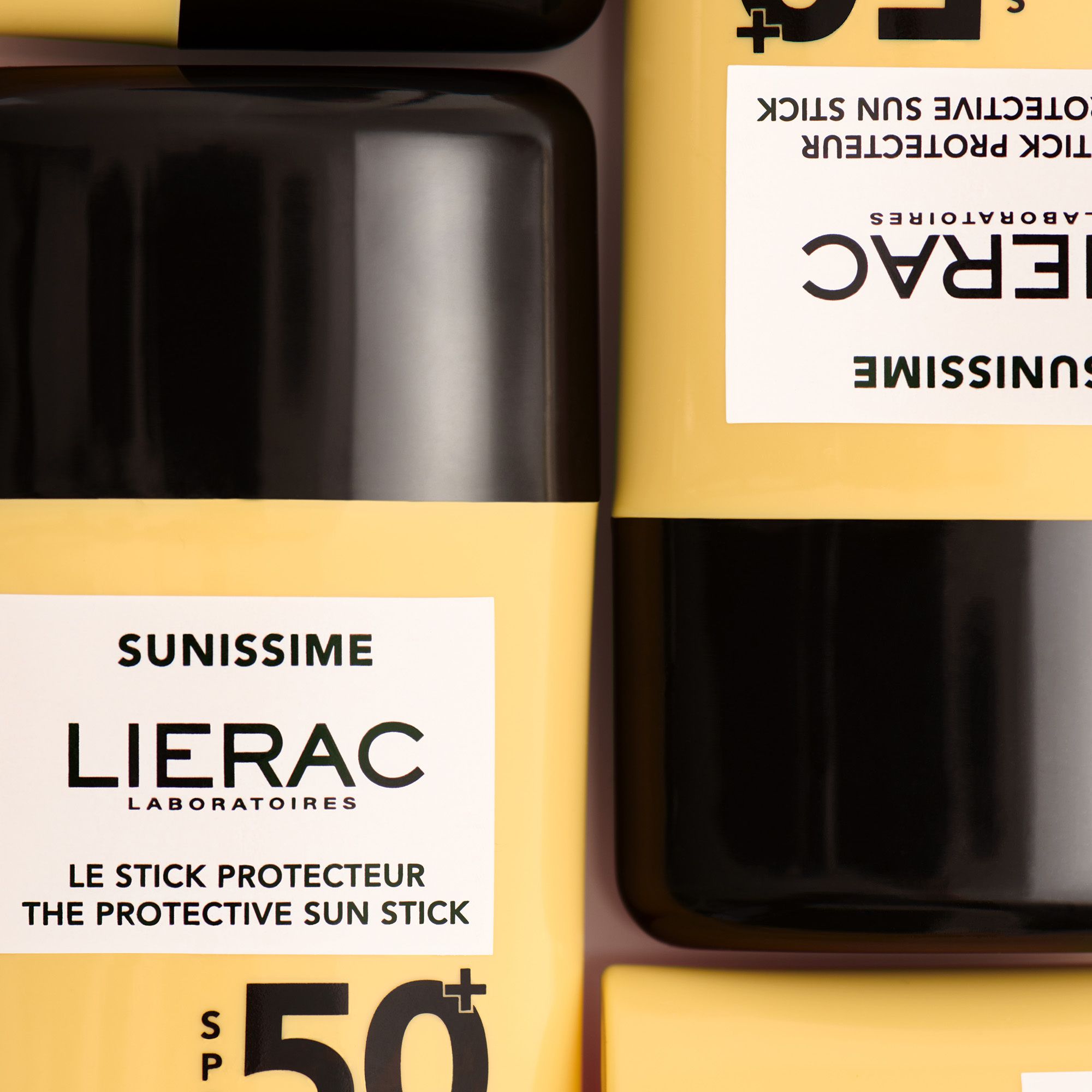 Plusieurs sticks solaires avec inscription: Sunissime, Lierac, SPF 50.