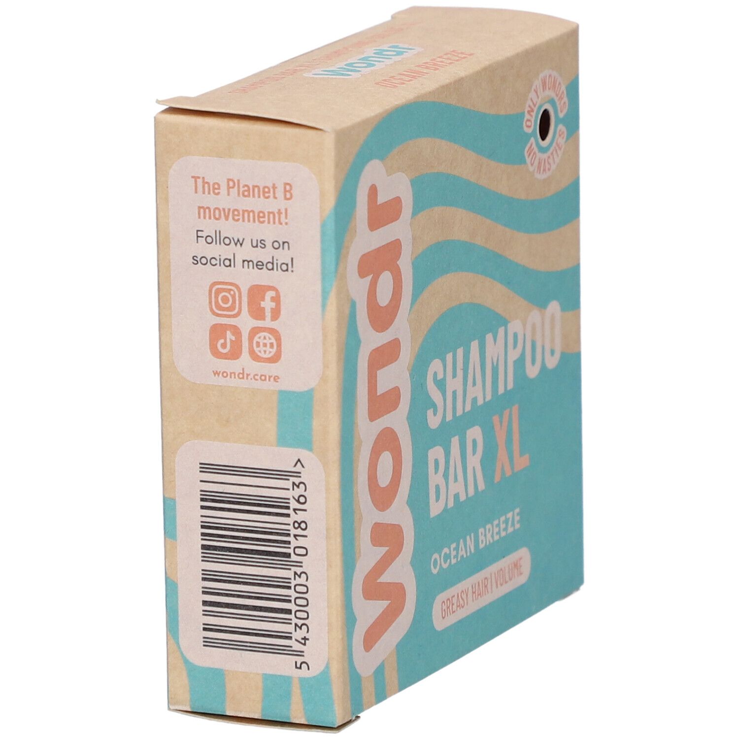 Boîte en carton. Inscription: Wondr, Shampoo Bar XL, Ocean Breeze, cheveux gras. Code-barres et icônes réseaux sociaux.