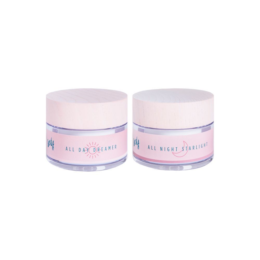 Deux pots de crème avec couvercles en bois. Étiquettes : "All Day Dreamer" et "All Night Starlight".