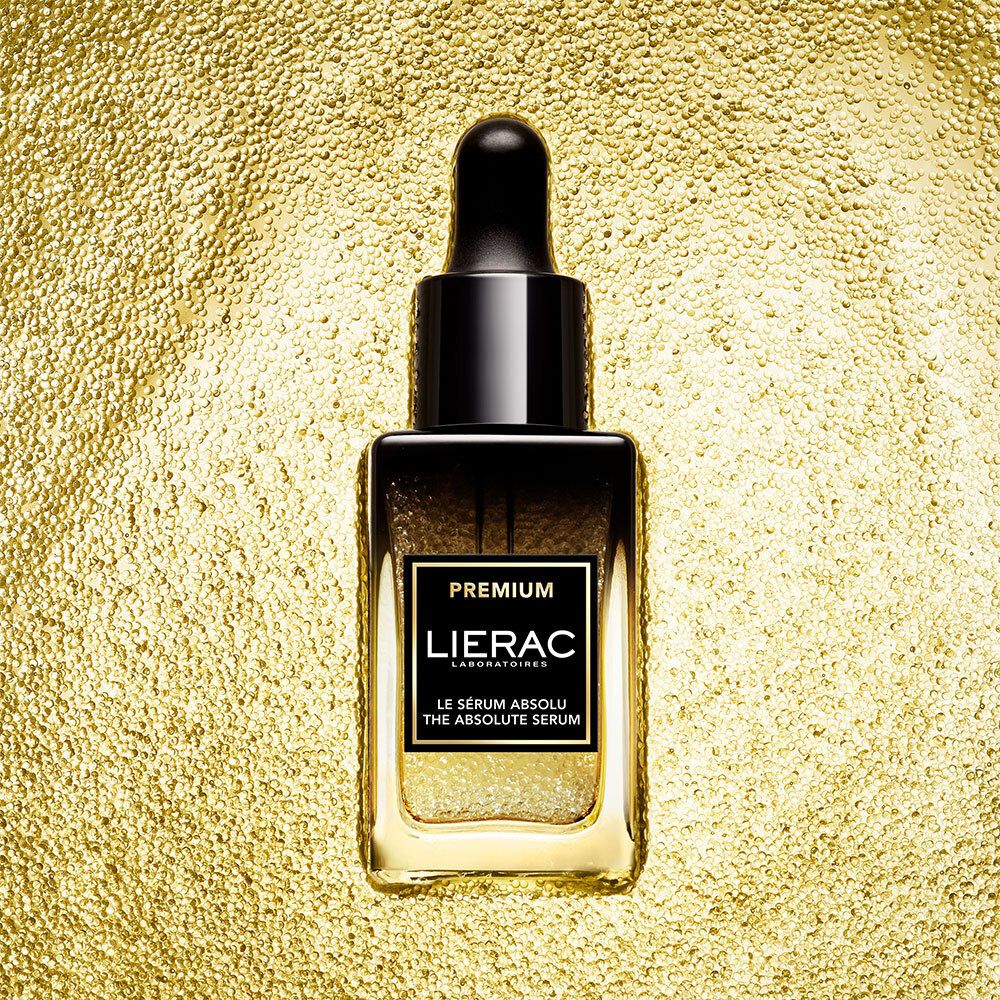 Flacon de sérum avec bouchon noir et pipette. Fond doré. Inscription: LIERAC PREMIUM.