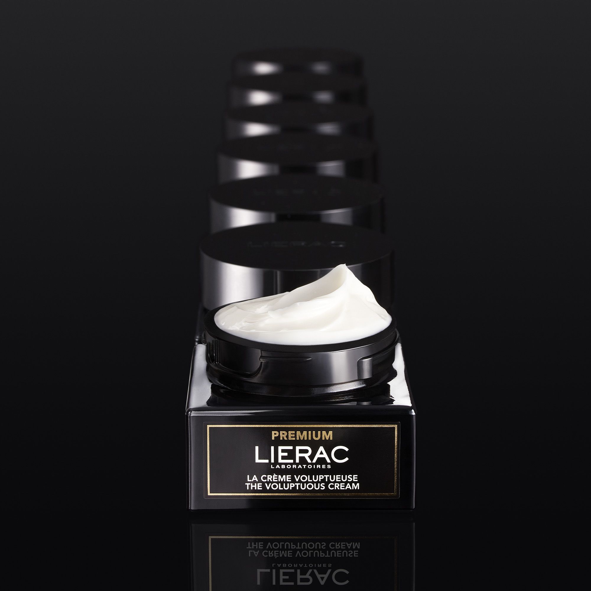 Boîte et pot noirs. Inscription: LIERAC, PREMIUM, LA CRÈME VOLUPTUEUSE, THE VOLUPTUOUS CREAM. 50 ml.