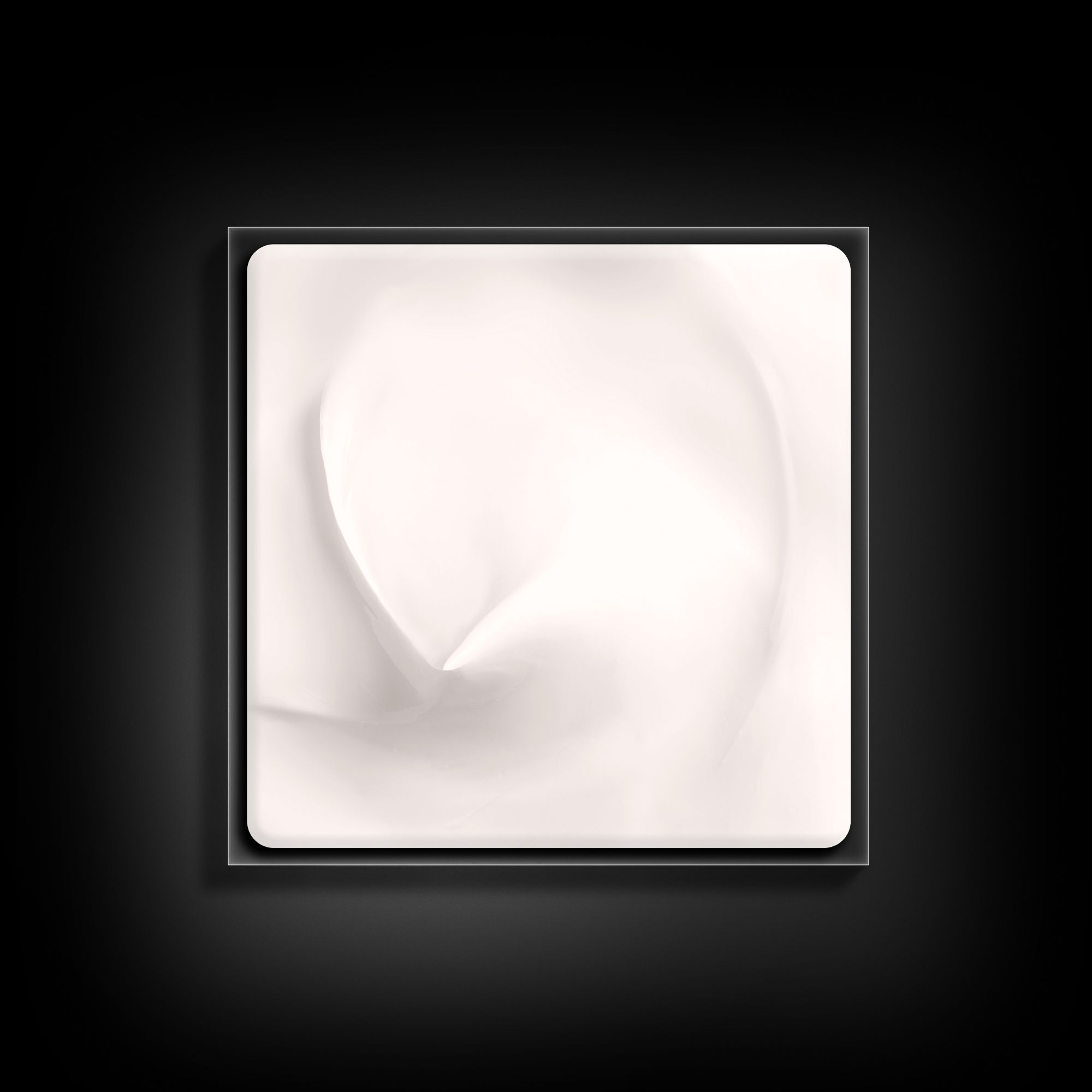 Emballage carré transparent avec crème blanche. Fond noir.