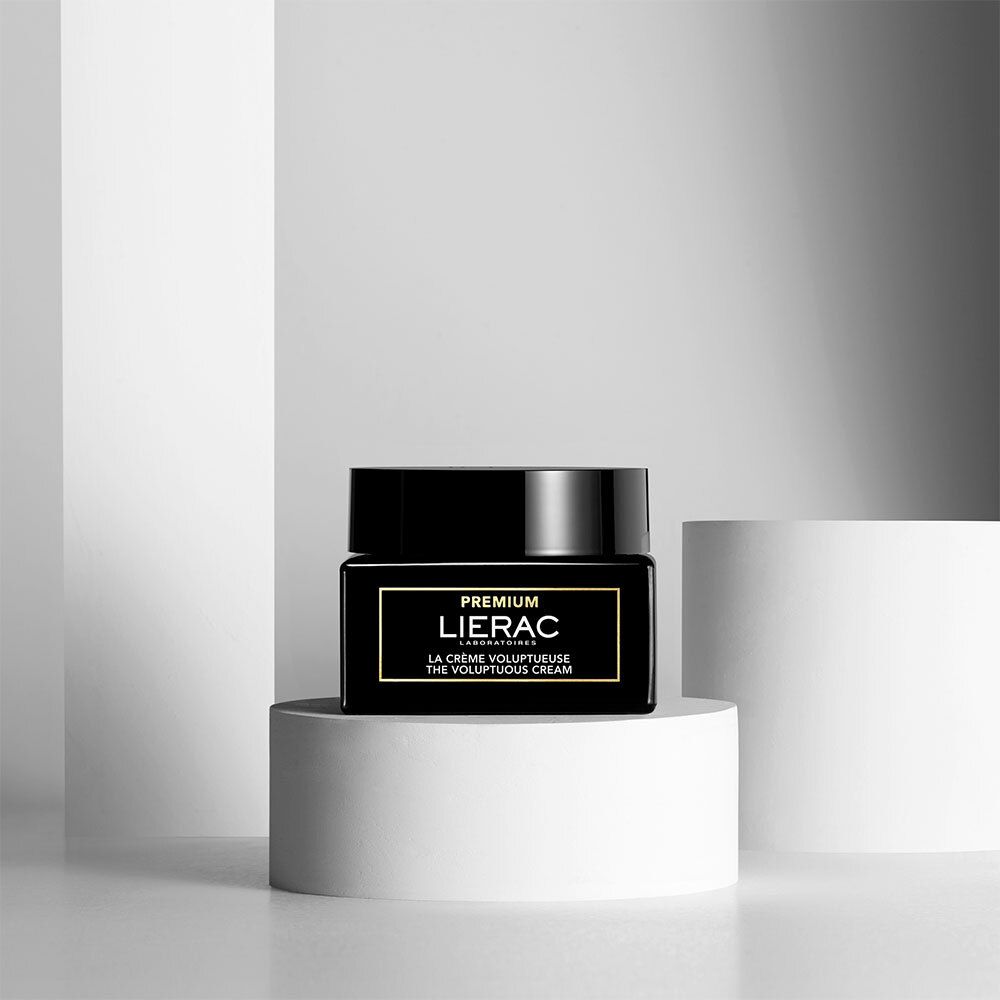 Pot noir sur un piédestal. Inscription : LIERAC PREMIUM, LA CRÈME VOLUPTUEUSE THE VOLUPTUOUS CREAM.