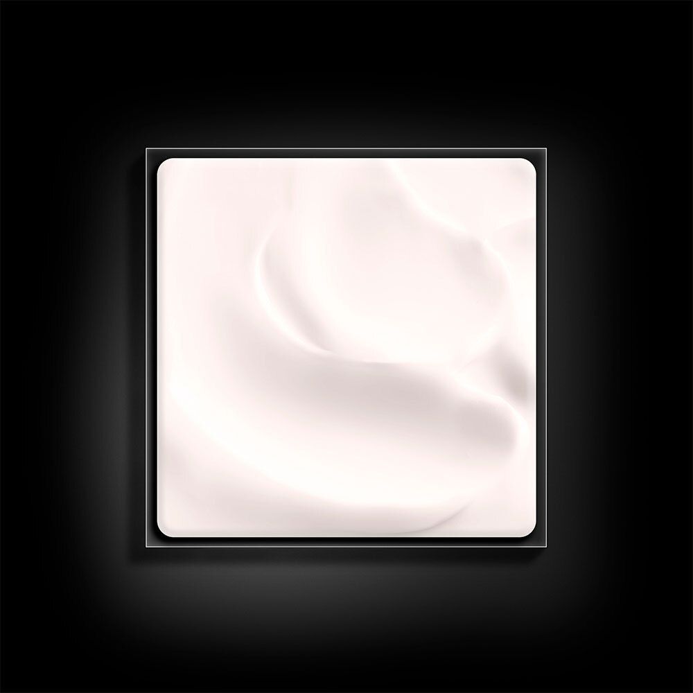 Crème dans un pot carré. Texture crémeuse blanche. Fond noir.