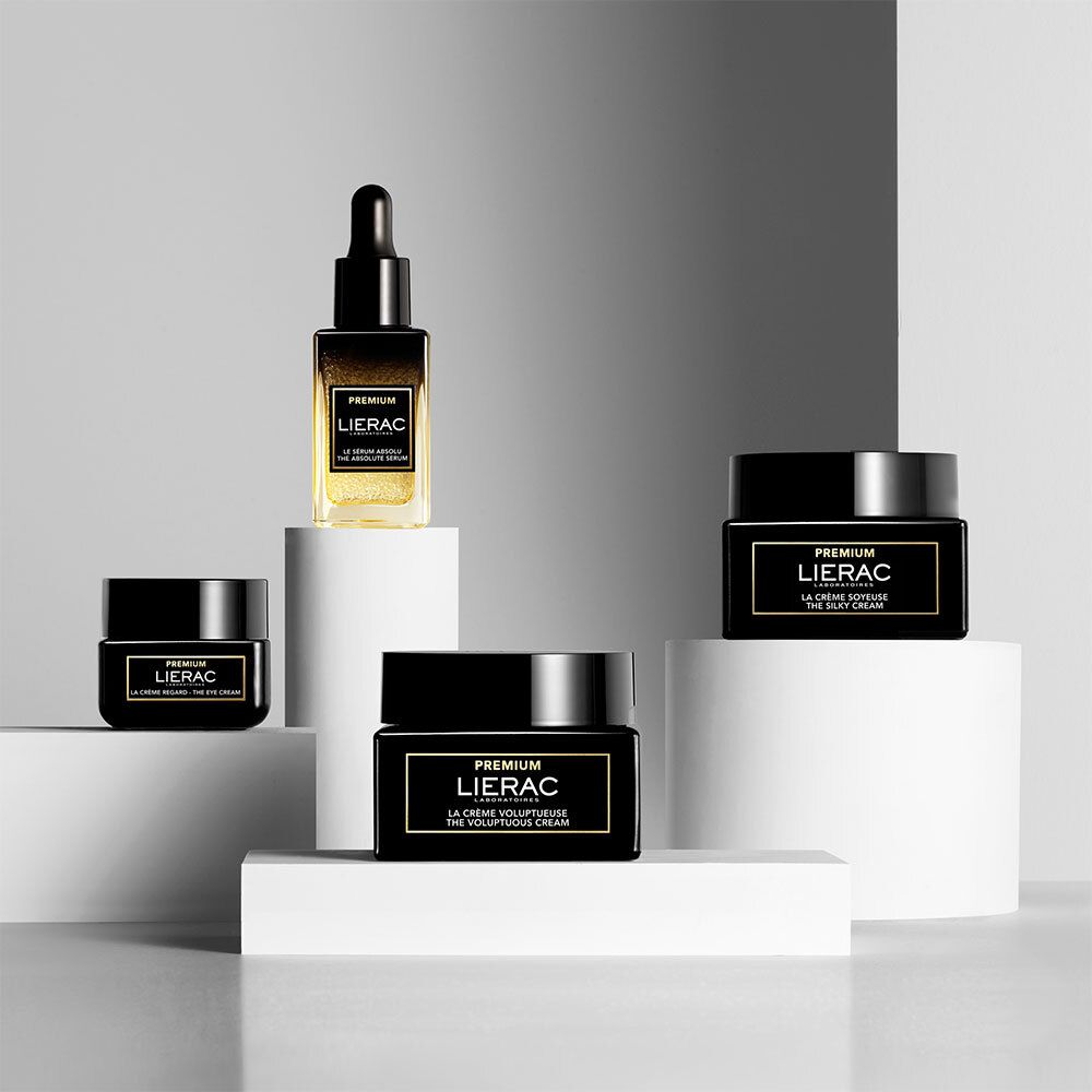 Divers produits LIERAC PREMIUM sur socles. Pots et flacons noirs. Inscription dorée.