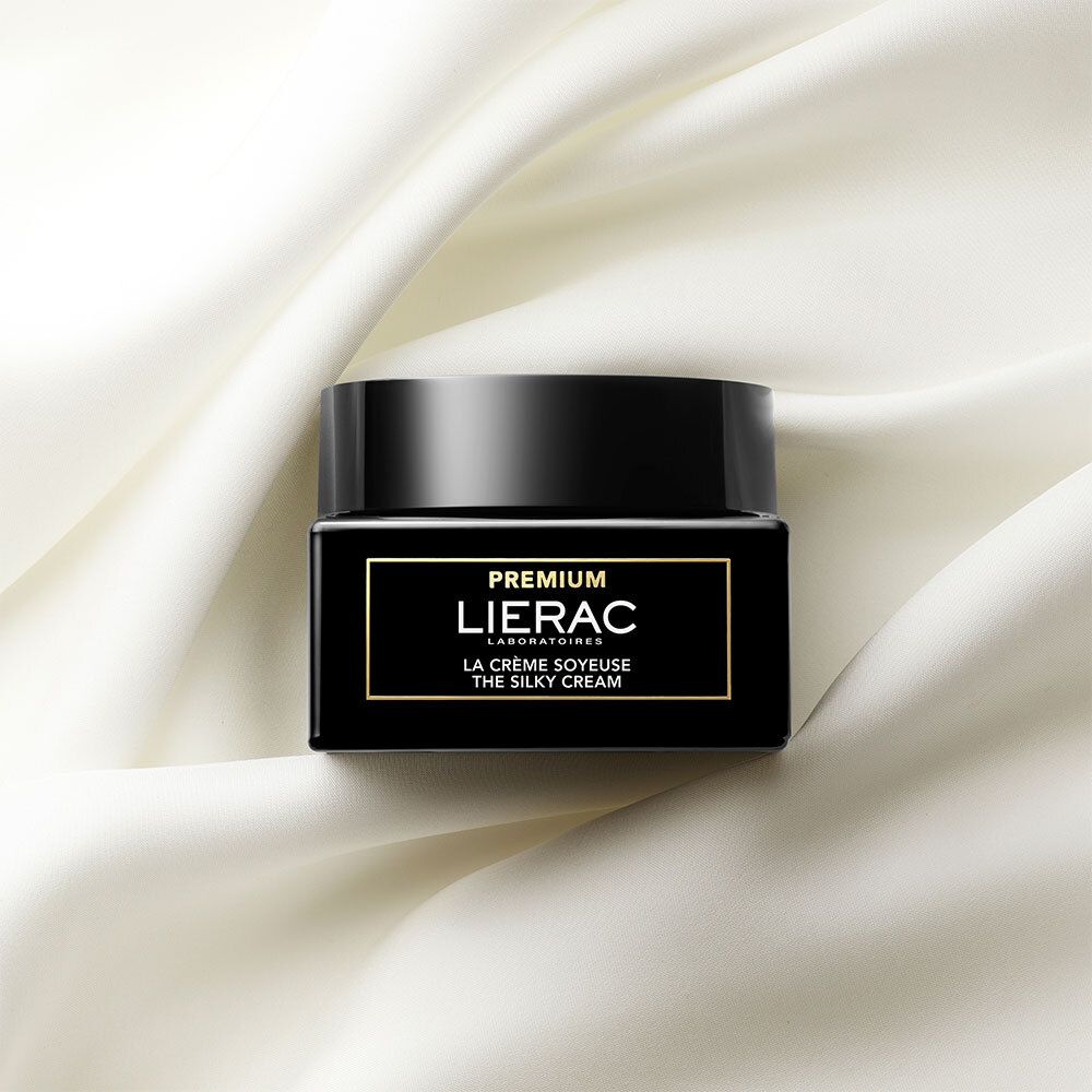 Pot noir sur tissu blanc. Inscription dorée : LIERAC PREMIUM. Texte : LA CRÈME SOYEUSE THE SILKY CREAM.