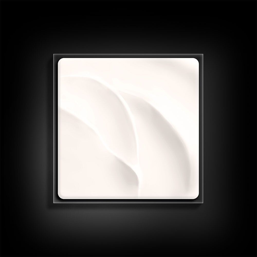 Crème blanche en forme carrée. Texture ondulée. Fond noir.