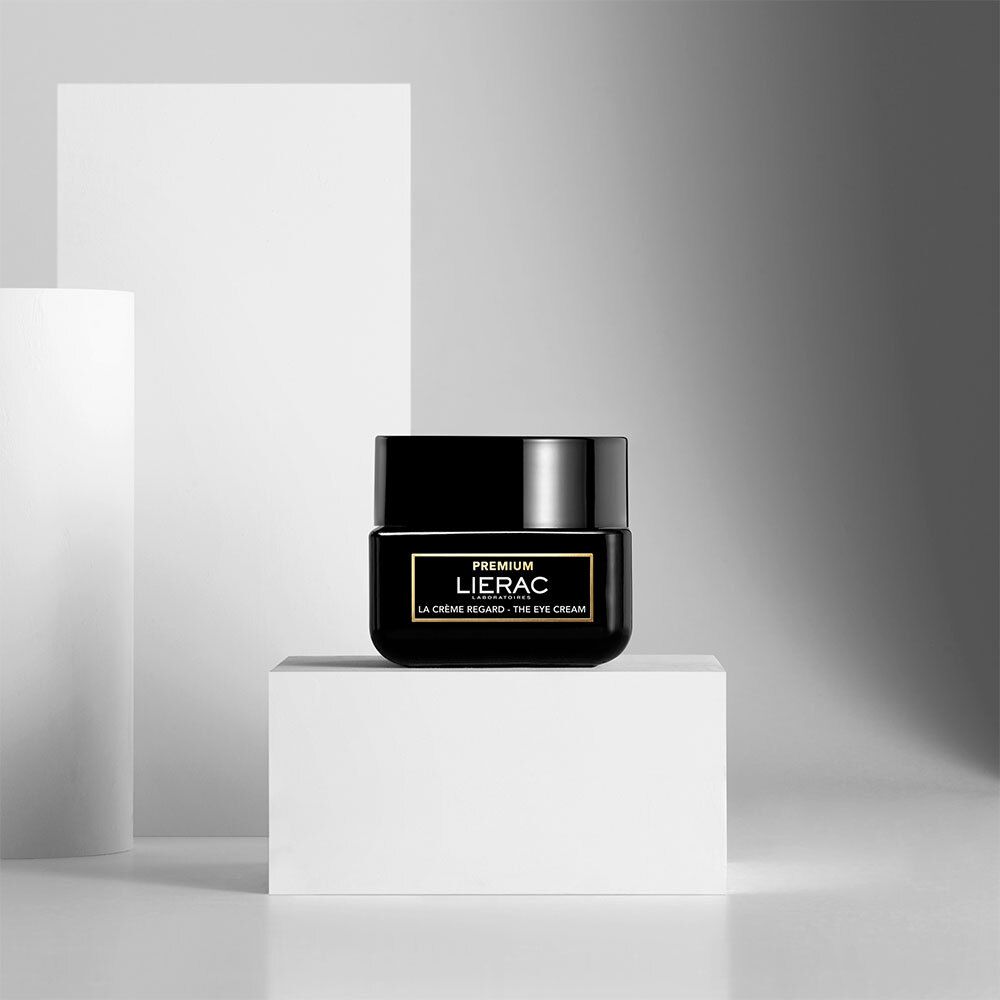 Pot noir sur socle blanc. Inscription: LIERAC PREMIUM THE EYE CREAM.