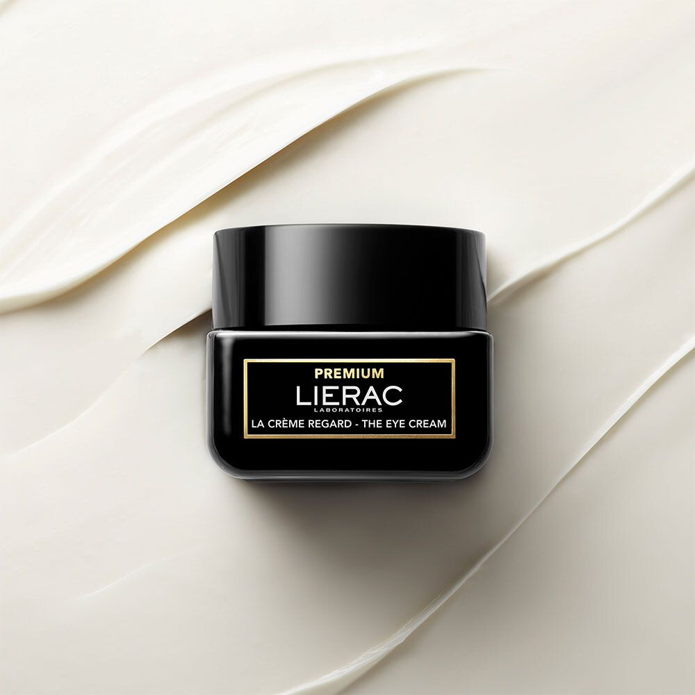 Pot noir avec crème. Inscription: LIERAC PREMIUM THE EYE CREAM. Texture crème.