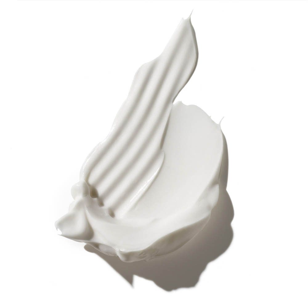 Une traînée de crème blanche sur fond blanc.