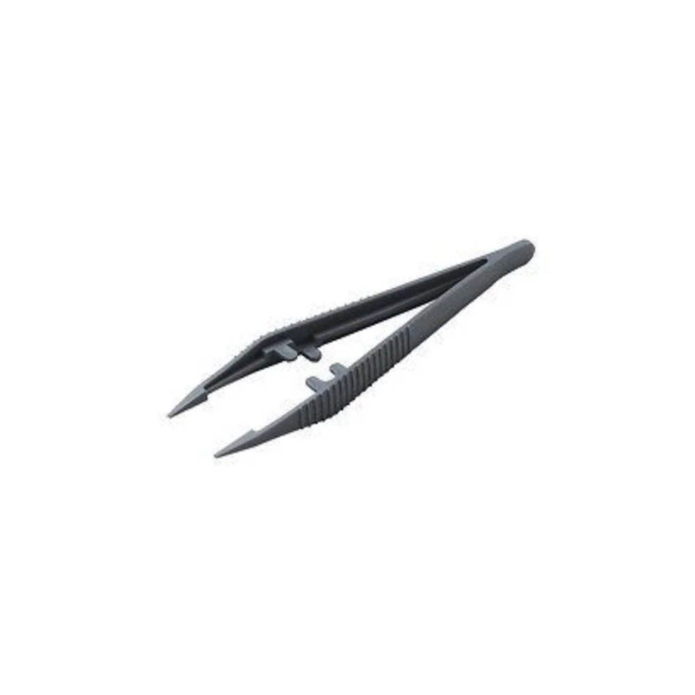 Pince à épiler grise avec poignées striées. Extrémités pointues. Sur fond blanc.