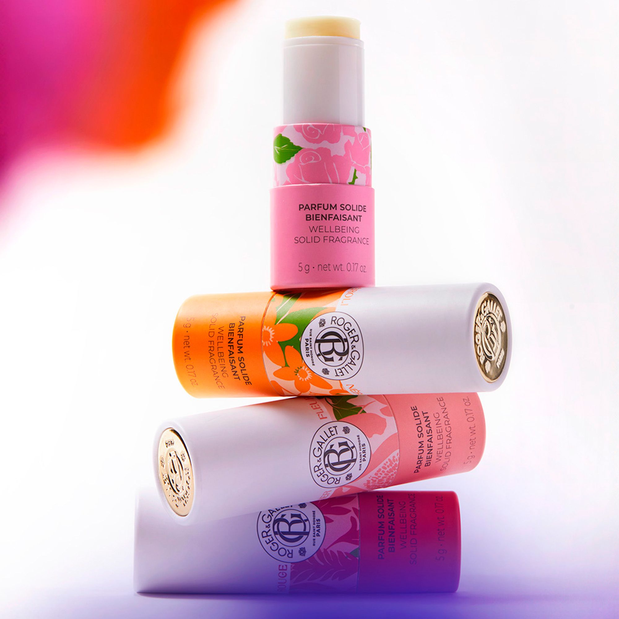 Plusieurs produits empilés dans différents emballages. Différentes couleurs et motifs floraux.