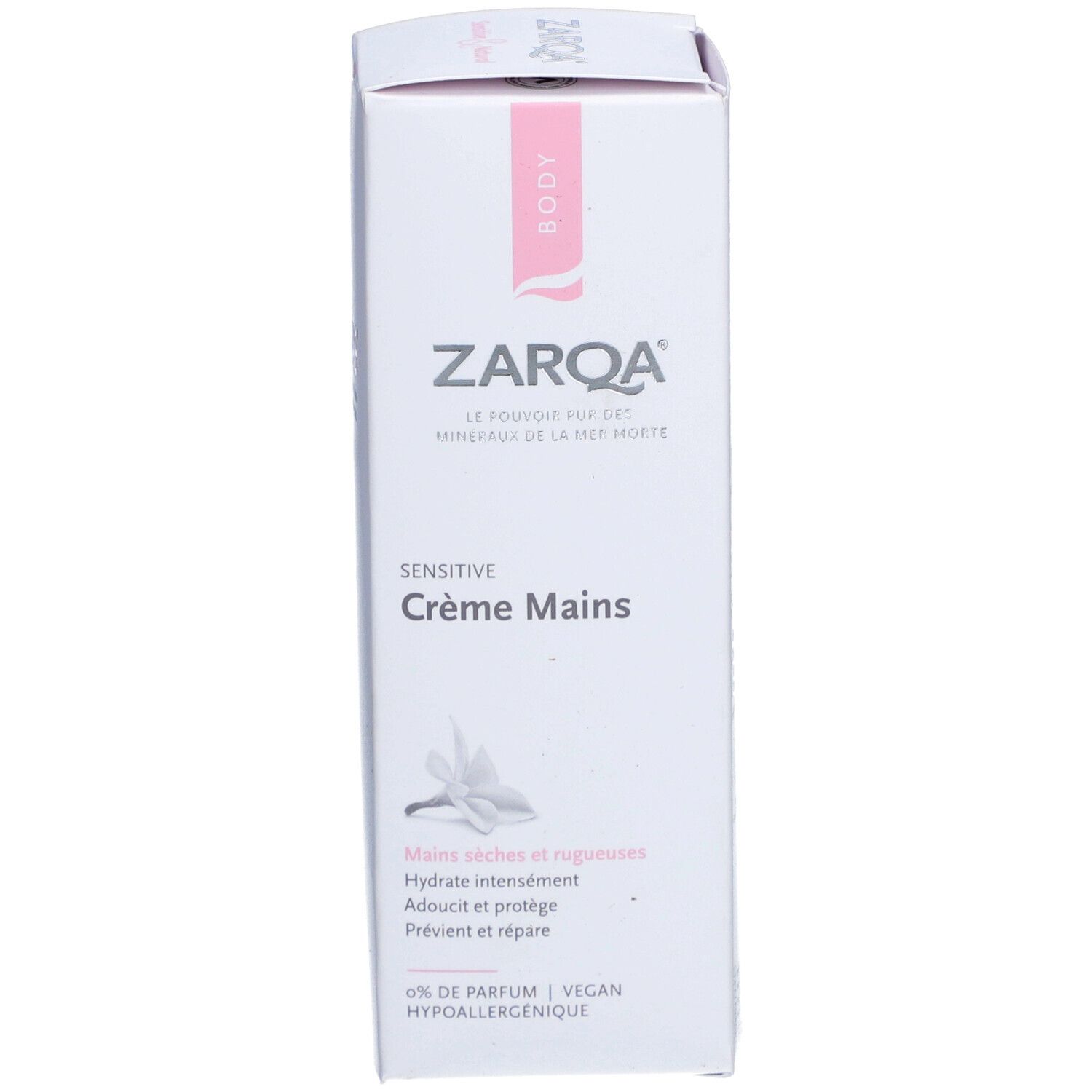 Boîte blanche de crème pour les mains. Inscription: Zarqa, Sensitive Crème Mains. Texte en français. 0% Parfum, Vegan, Hypoallergénique.