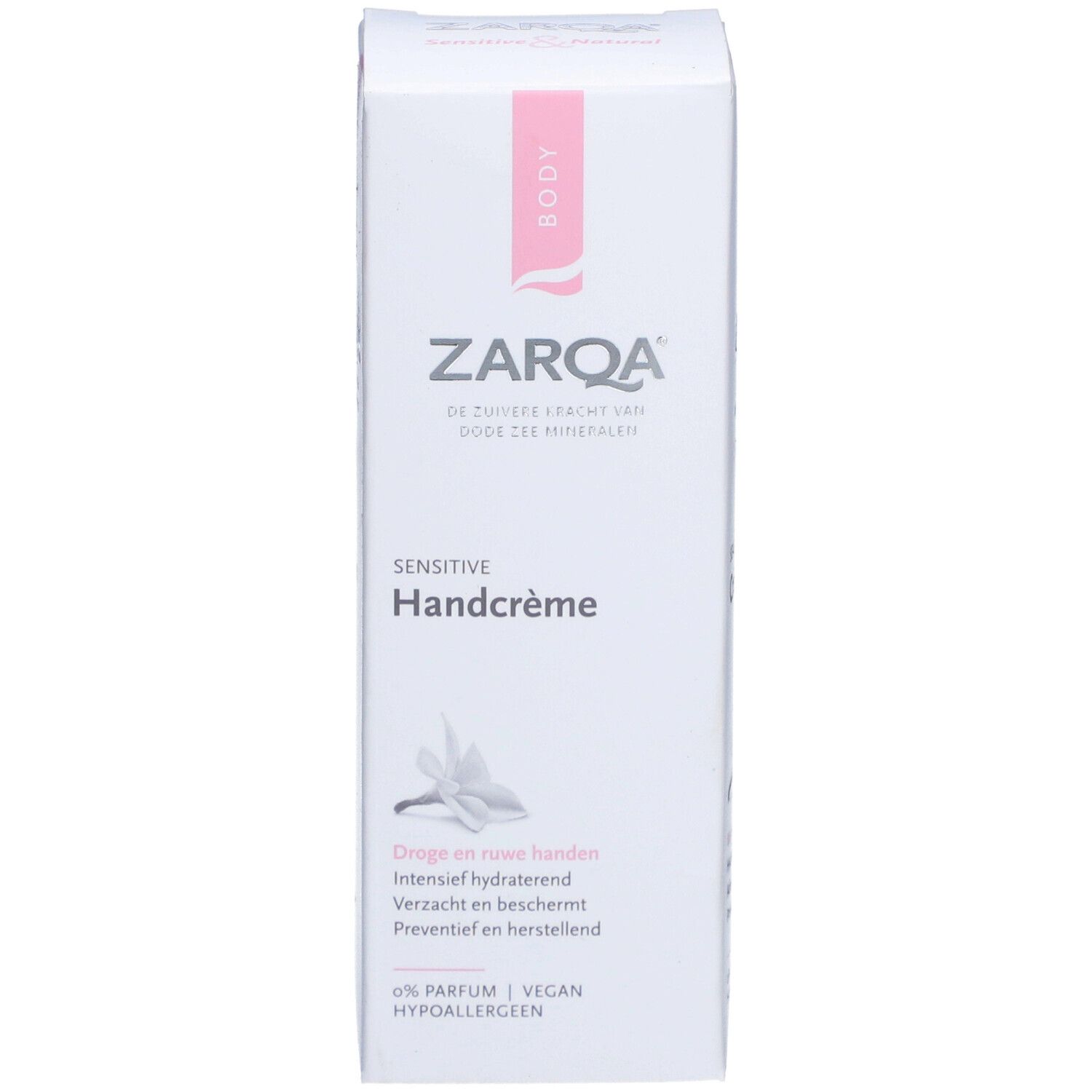 Boîte blanche de crème pour les mains. Inscription: Zarqa, Sensitive Handcrème. Texte en néerlandais. 0% Parfum, Vegan, Hypoallergénique.