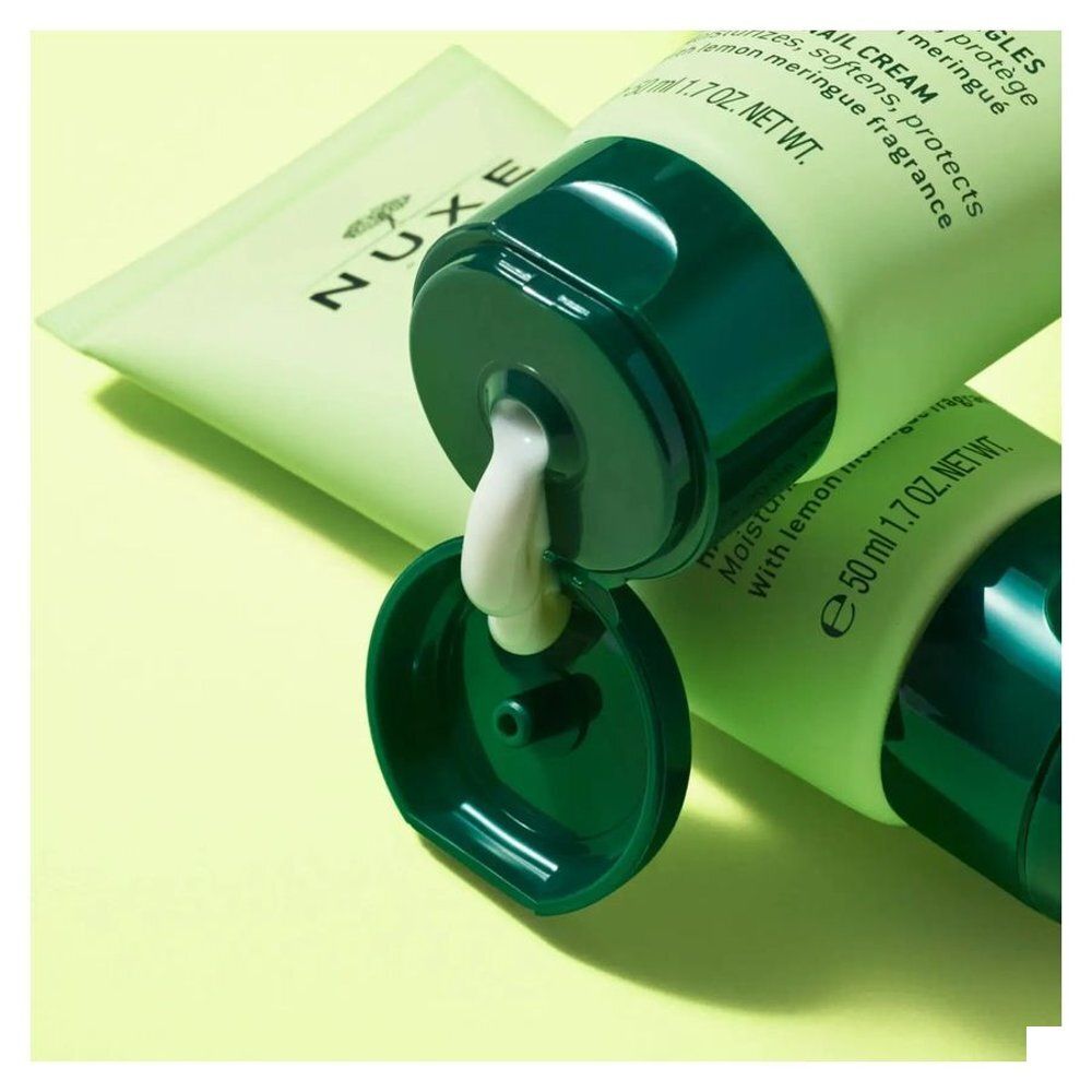 Tube Nuxe Crème Mains et Ongles Sweet Lemon ouvert, crème sortant du bouchon.
