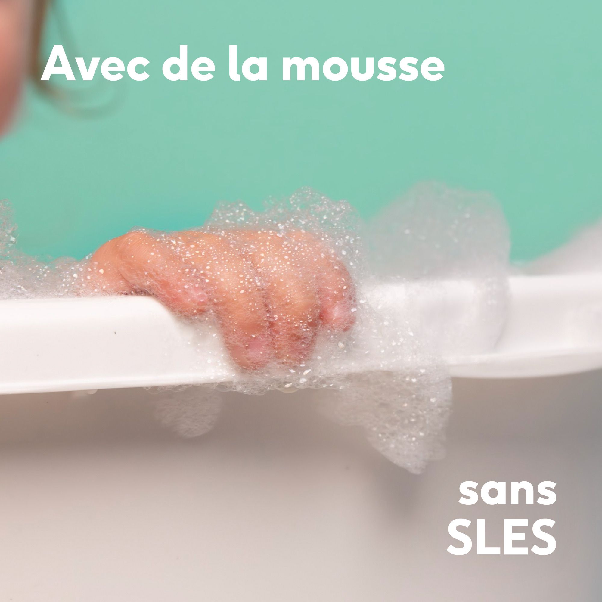 Gros plan d'une main dans la mousse. Texte : Avec de la mousse. Sans SLES.