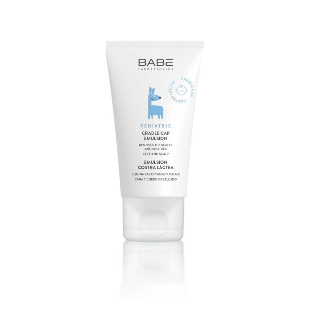 Tube blanc avec impression. Logo BABÉ, nom du produit et illustration d'un animal bleu. Texte: Pediatric Cradle Cap Emulsion.