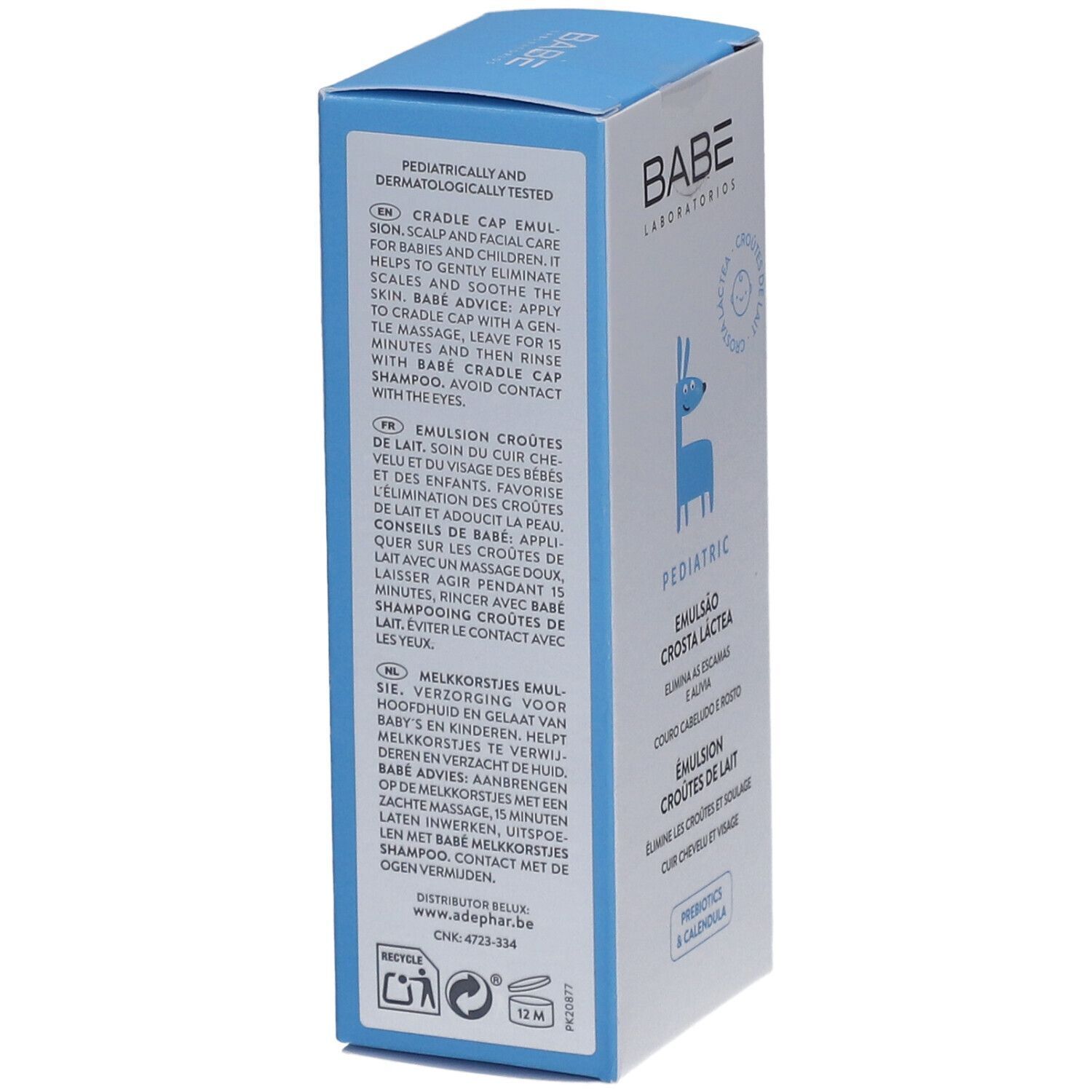 Boîte bleue, vue latérale. Logo BABÉ, nom du produit et illustration d'un animal bleu. Texte: Pediatric Cradle Cap Emulsion. Texte multilingue.