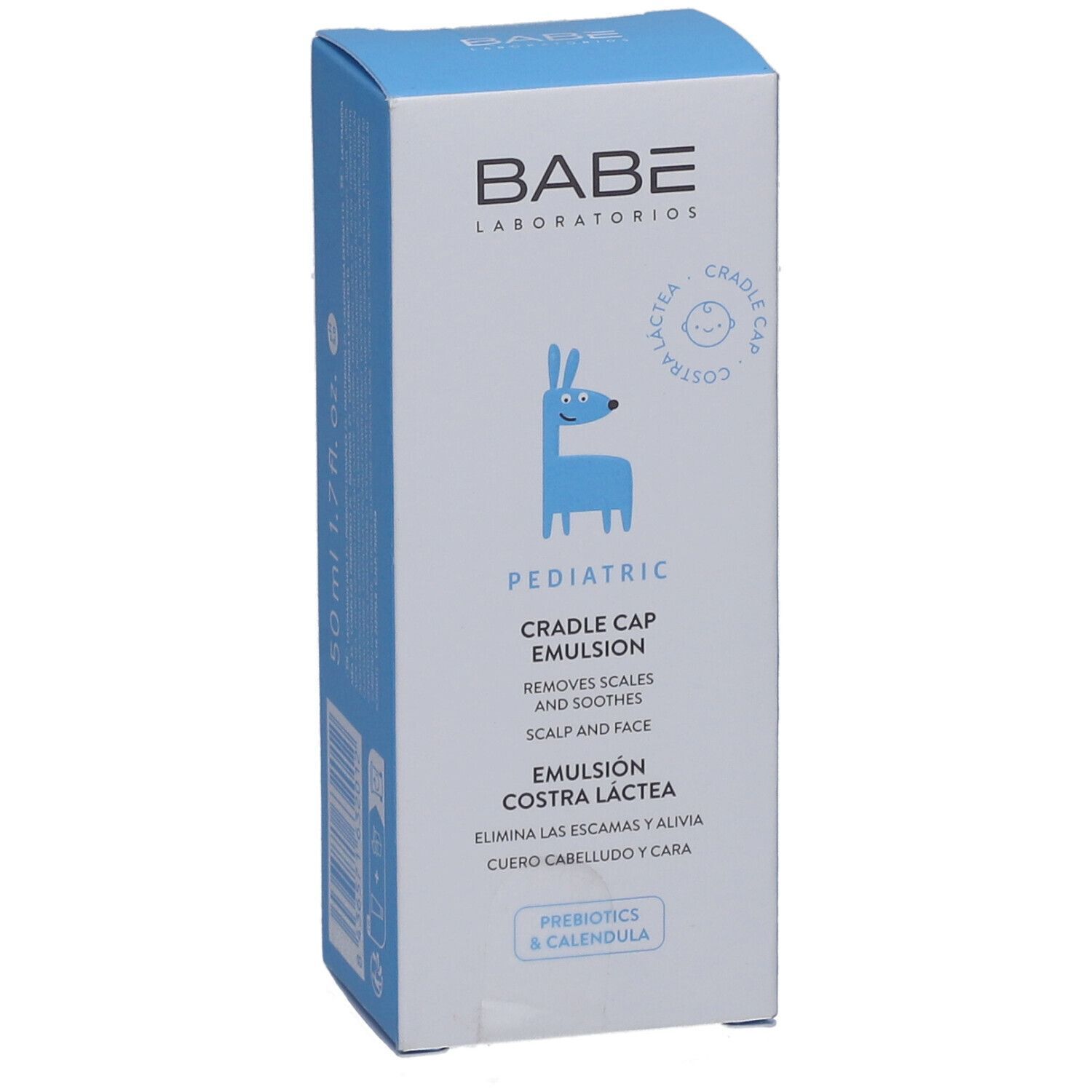 Boîte bleue, vue latérale. Logo BABÉ, nom du produit et illustration d'un animal bleu. Texte: Pediatric Cradle Cap Emulsion. 50 ml 1.7 fl. oz.