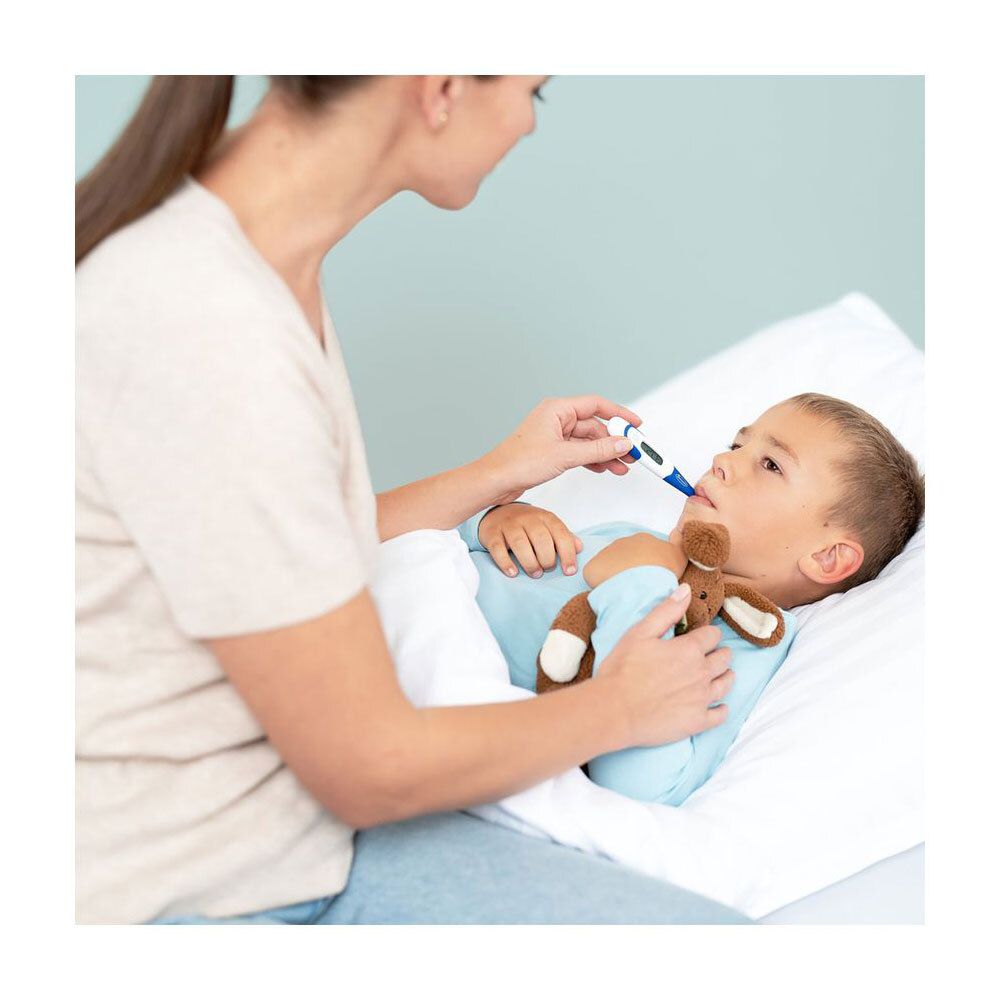 Une femme prend la température d'un enfant au lit avec le Thermoval® Flex Thermomètre numérique.