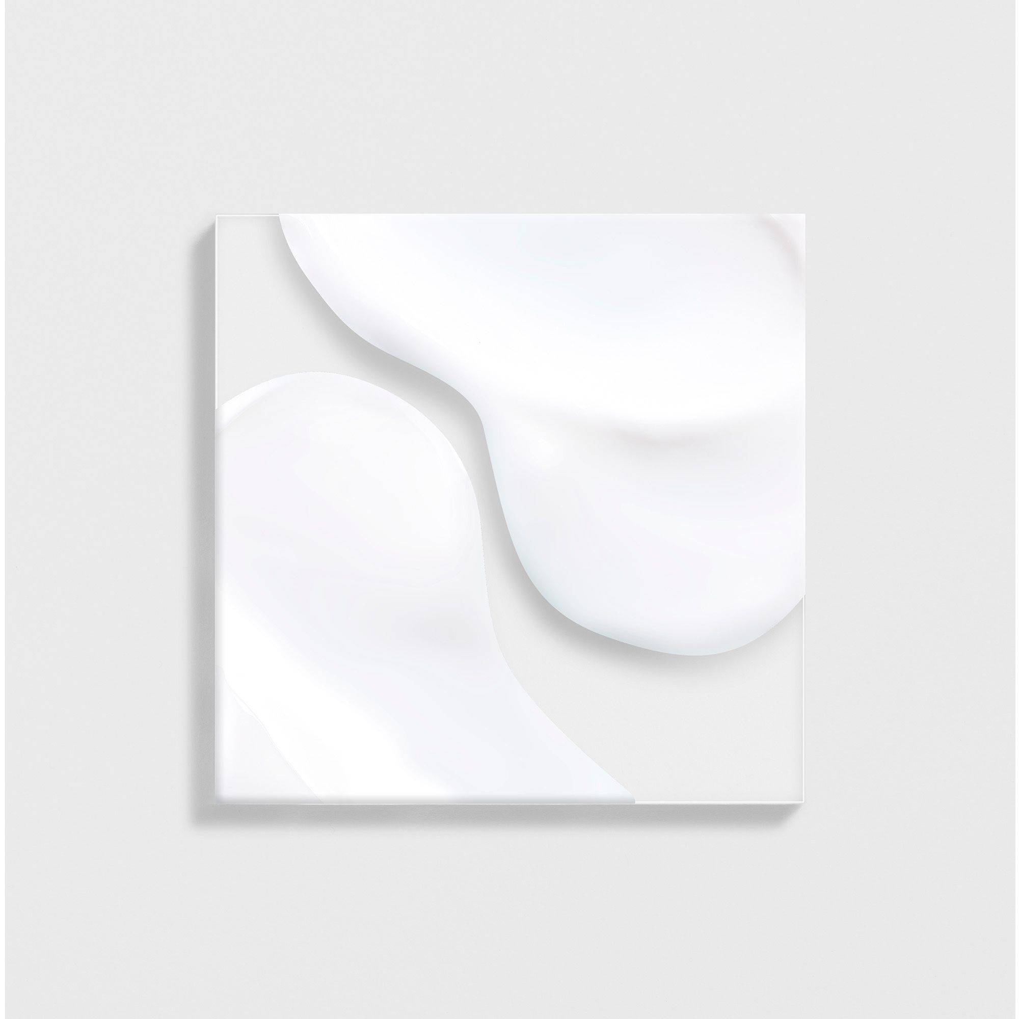 Présentation carrée de crème blanche. Deux gouttes de crème sur fond clair. Produit pour le contour des yeux.