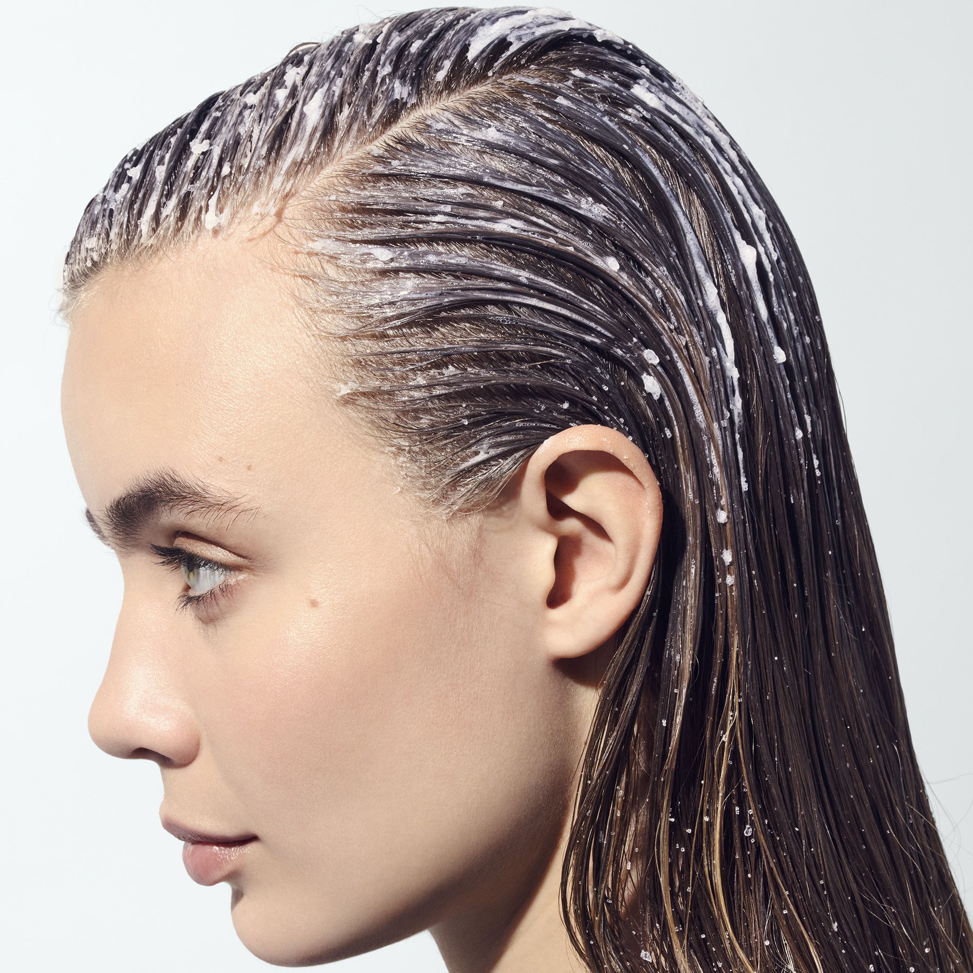 Pot blanc, couvercle bleu. Inscriptions: PHYTOS PARIS, SOLUTION CUIR CHEVELU, GOMMAGE LAVANT PURIFIANT, 200 G.