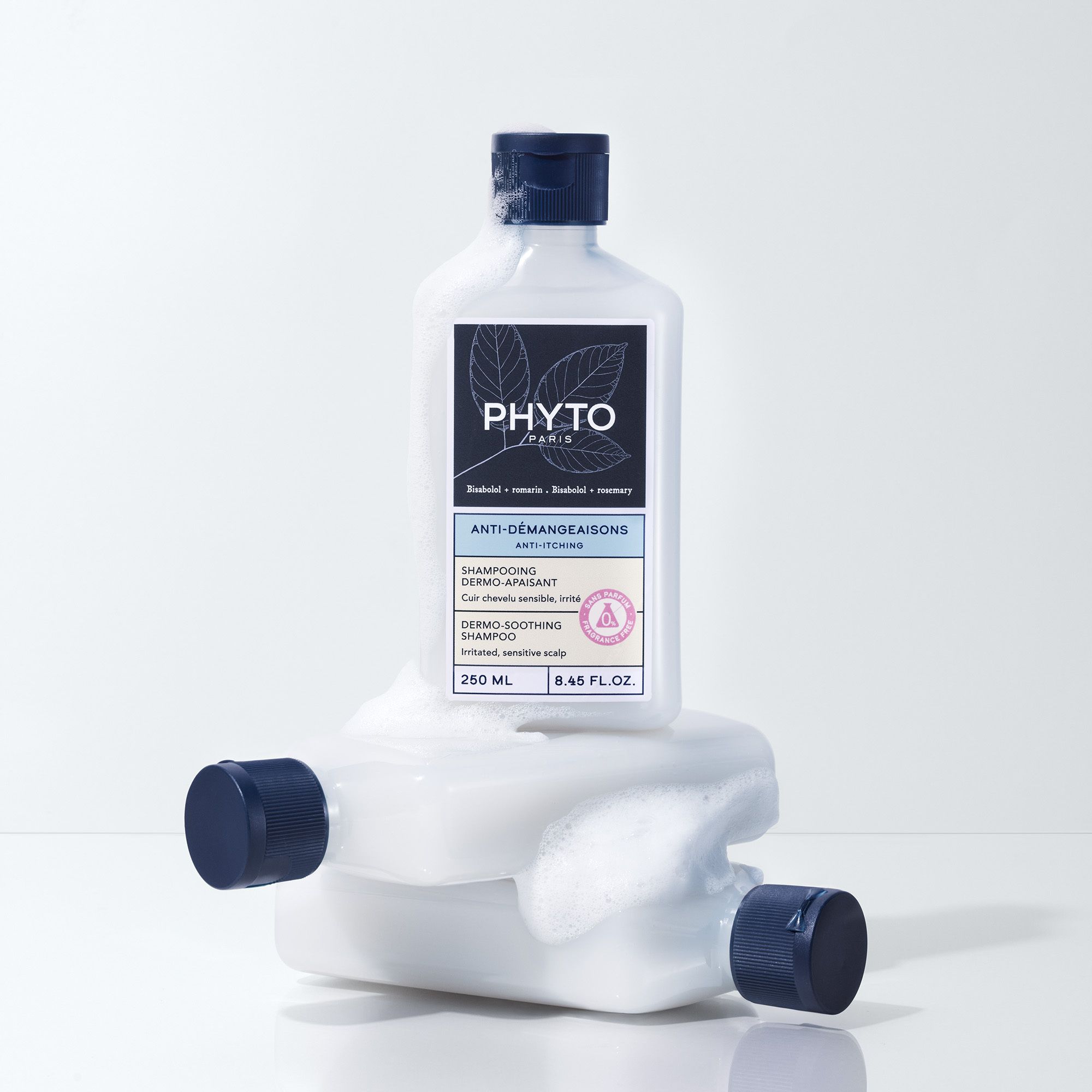 Deux flacons avec bouchon bleu et informations produit. Un flacon debout, l'autre dans de la mousse.