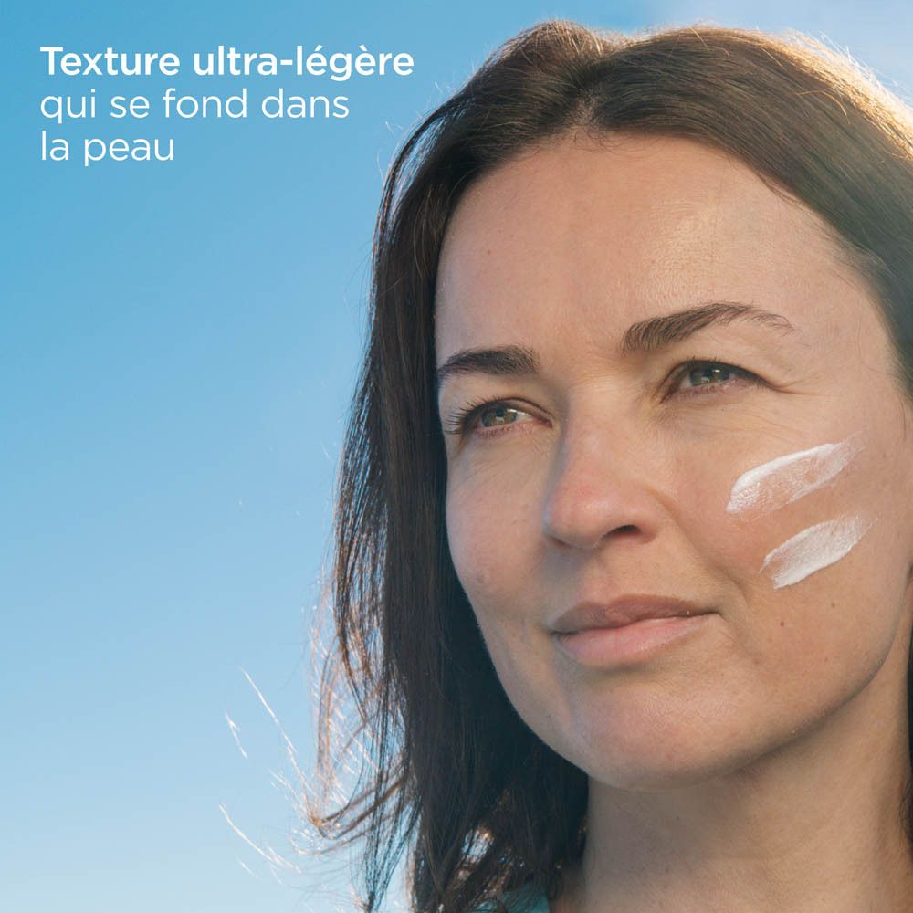 Femme avec crème sur la peau. Texte : Texture ultra-légère qui se fond dans la peau.