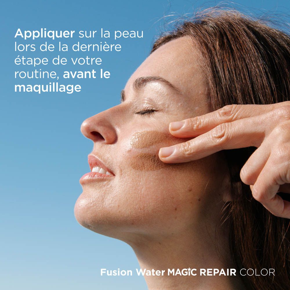 Femme appliquant le produit. Inscription: ISDIN Fotoprotector Fusion Water Magic Repair Color SPF50.